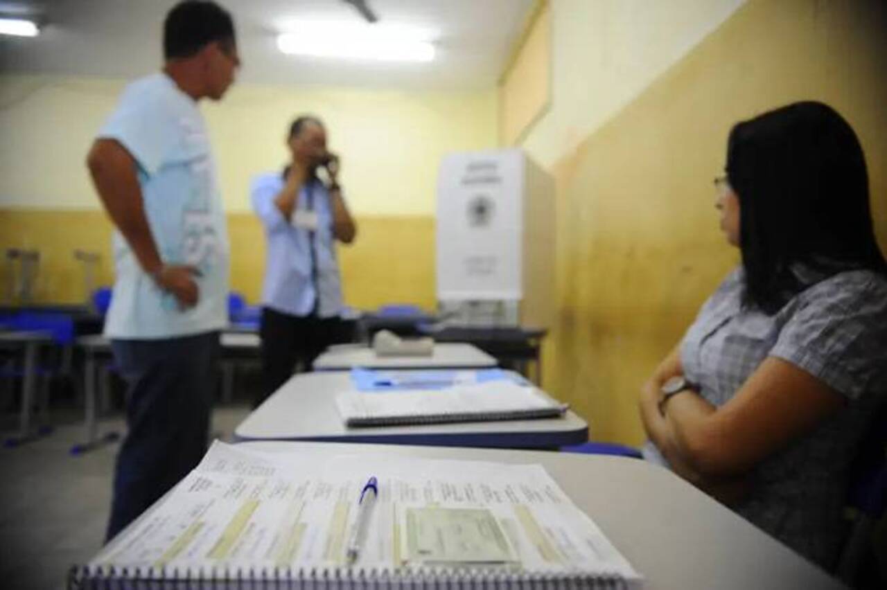Alguns grupos, porém, são impedidos de atuar como mesários, como candidatos e seus parentes até segundo grau, integrantes de diretórios partidários que exerçam função de direção, autoridades e agentes policiais, além de funcionários que ocupam cargos de confiança do Poder Executivo.
