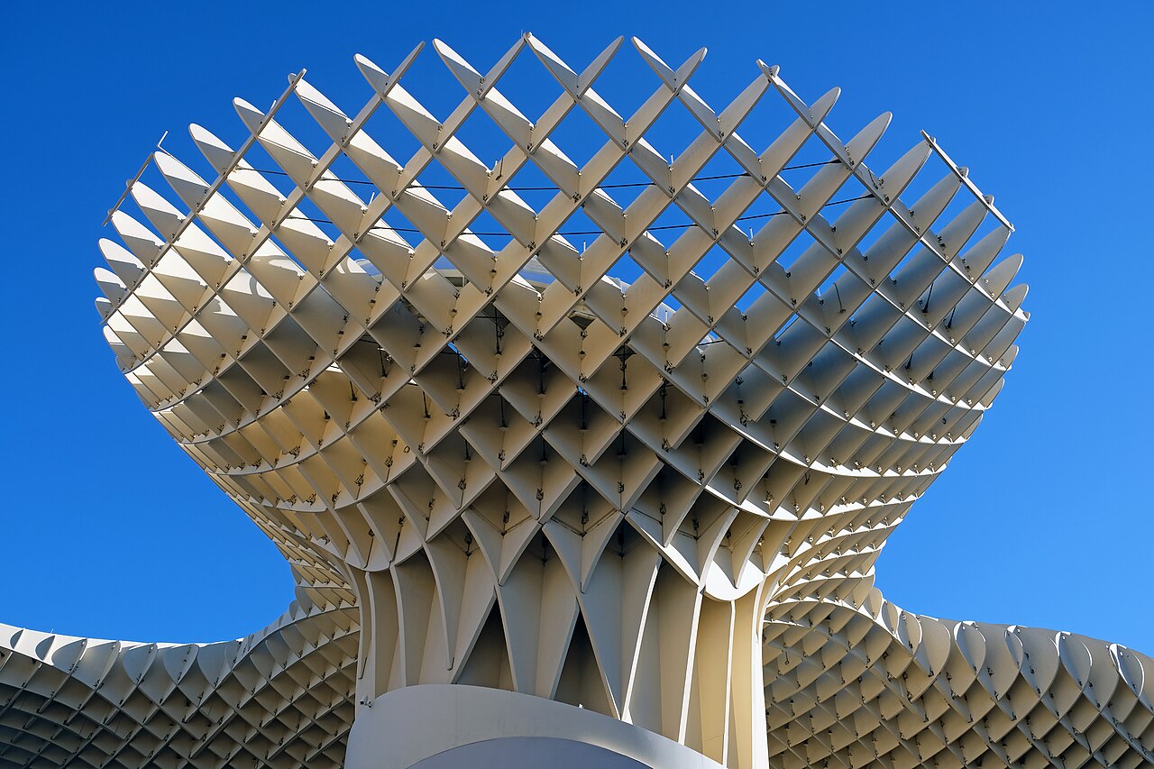 O arquiteto alemão Jürgen Mayer foi quem idealizou uma estrutura de formas curvas e aparência inspirada em grandes cogumelos, enquanto a empresa de engenharia Arup desenvolveu as soluções técnicas para tornar o conceito viável.