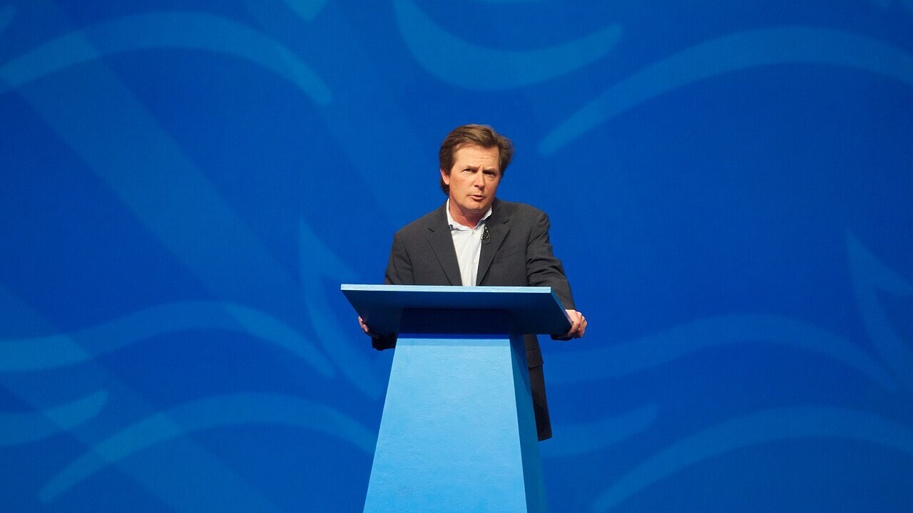 Michael J. Fox fundou a Michael J. Fox Foundation for Parkinson's Research em 2000. A instituição já arrecadou mais de 2,5 bilhões de dólares para pesquisas sobre a doença ao longo de 25 anos de atuação. A organização se tornou a maior financiadora não governamental de estudos sobre Parkinson no mundo.
