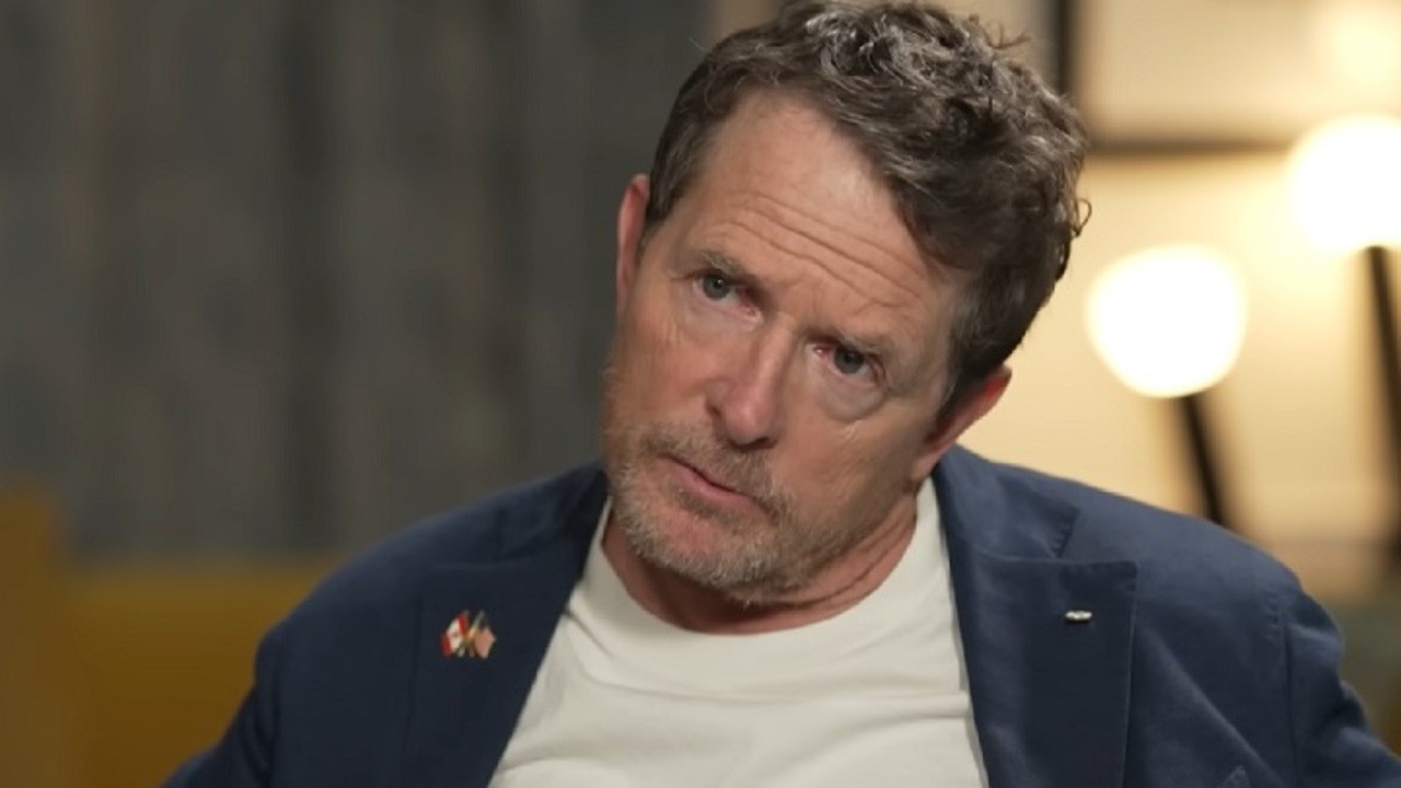Michael J. Fox será homenageado pela Academia de Televisão com o Prêmio Humanitário Bob Hope durante a cerimônia do Emmy 2026. A entrega da honraria, que reconhece as contribuições do ator para a pesquisa e a conscientização sobre a doença de Parkinson, acontecerá no dia 14 de setembro, durante a cerimônia do Emmy. -  (crédito: reprodução cbs news)