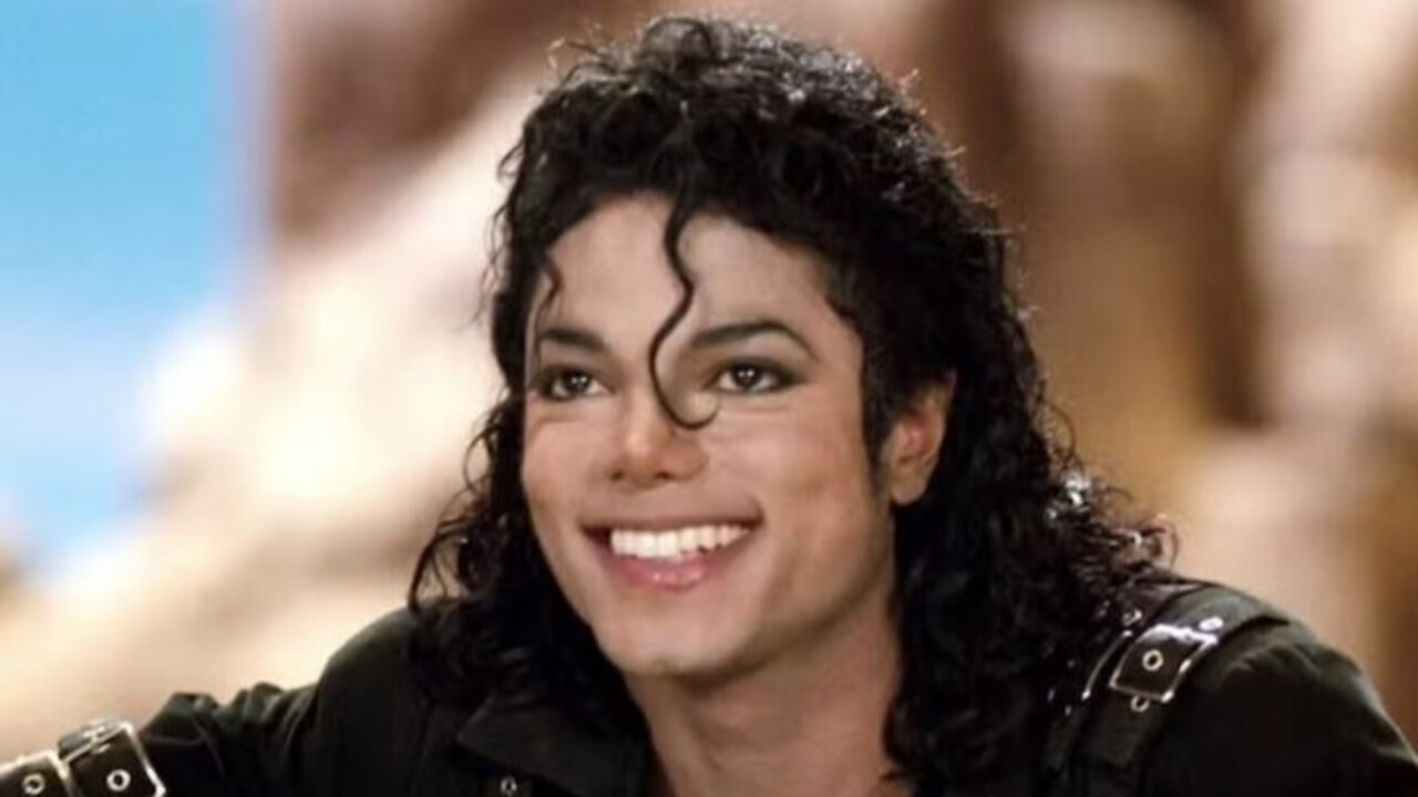 Michael Jackson iniciou a carreira ainda criança e conquistou fama internacional com o Jackson 5 antes de seguir uma trajetória solo. Ao longo das décadas, lançou álbuns que bateram recordes de vendas e ajudaram a transformar a música pop. Mesmo após sua morte, em 2009, sua influência continua presente na música e na cultura popular.
