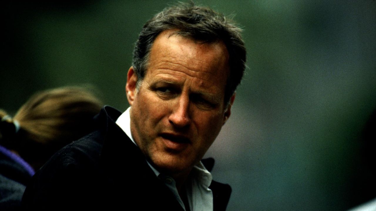 Michael Mann volta a dirigir e assina o roteiro, baseado no romance que escreveu com Meg Gardiner em 2022. No livro, a história se passa tanto antes quanto depois dos acontecimentos do filme de 1995, e funciona, portanto, tanto como um prelúdio quanto como uma continuação.
