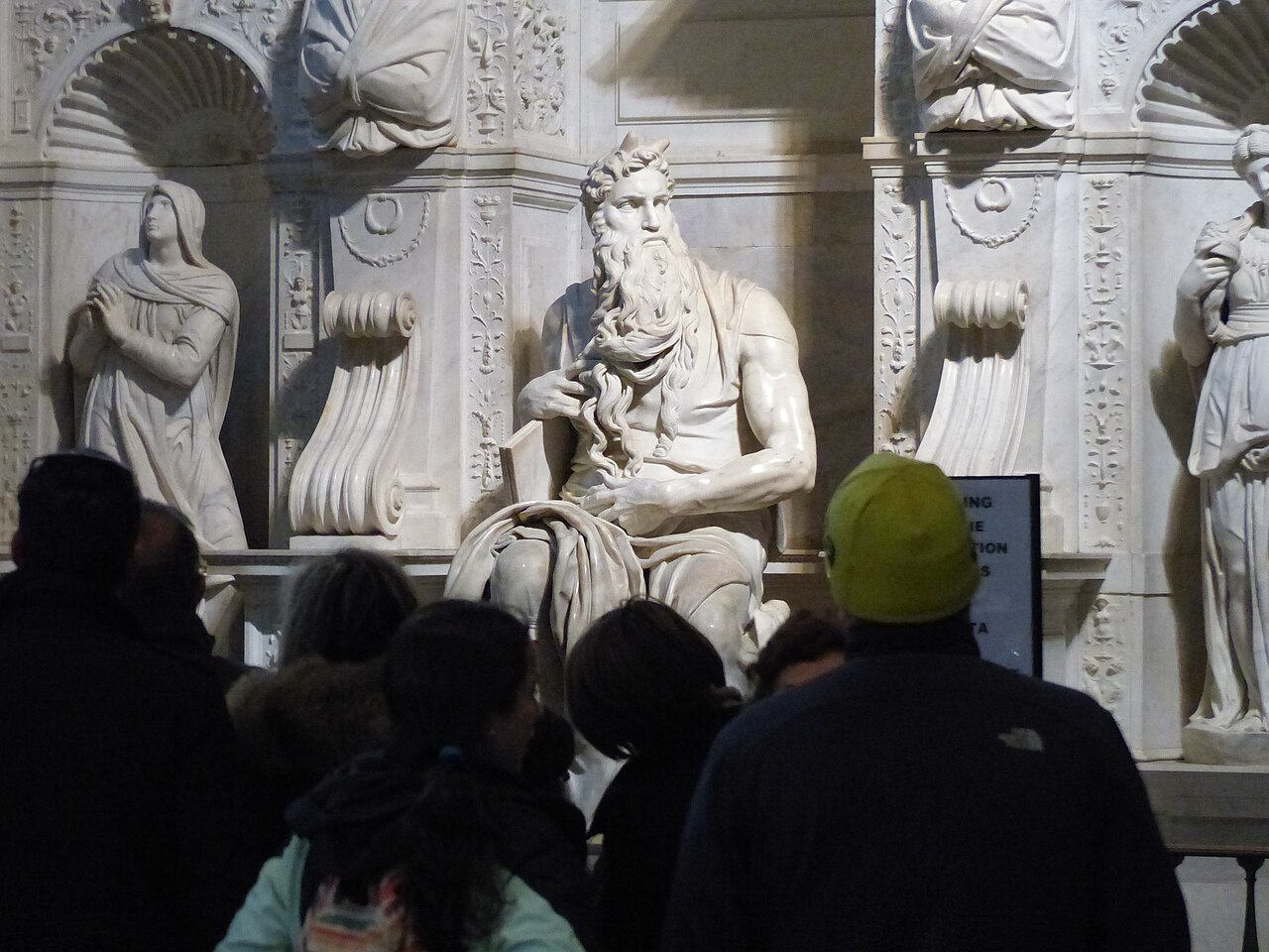 Ao longo dos séculos, o Moisés tornou-se símbolo da maestria técnica do artista. O tratamento das dobras das vestes, da barba, dos cabelos e da musculatura demonstra um domínio excepcional da escultura em mármore. Uma das histórias mais conhecidas envolvendo a obra diz que Michelangelo, impressionado com o realismo alcançado, teria golpeado levemente o joelho da estátua e exclamado: 