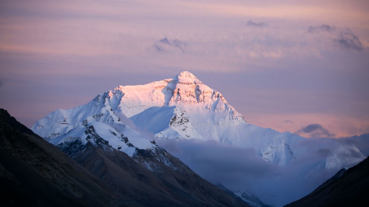 Do topo do Everest às encostas íngremes do K2, as montanhas mais altas do mundo desafiam alpinistas com altitude extrema, frio intenso e condições climáticas imprevisíveis. Curiosamente, os pontos mais altos do planeta estão todos localizados nas cordilheiras do Himalaia e do Caracórum. A seguir, listamos as 8 montanhas mais altas do mundo.
 -  (crédito: Pexels / Hao JIN)