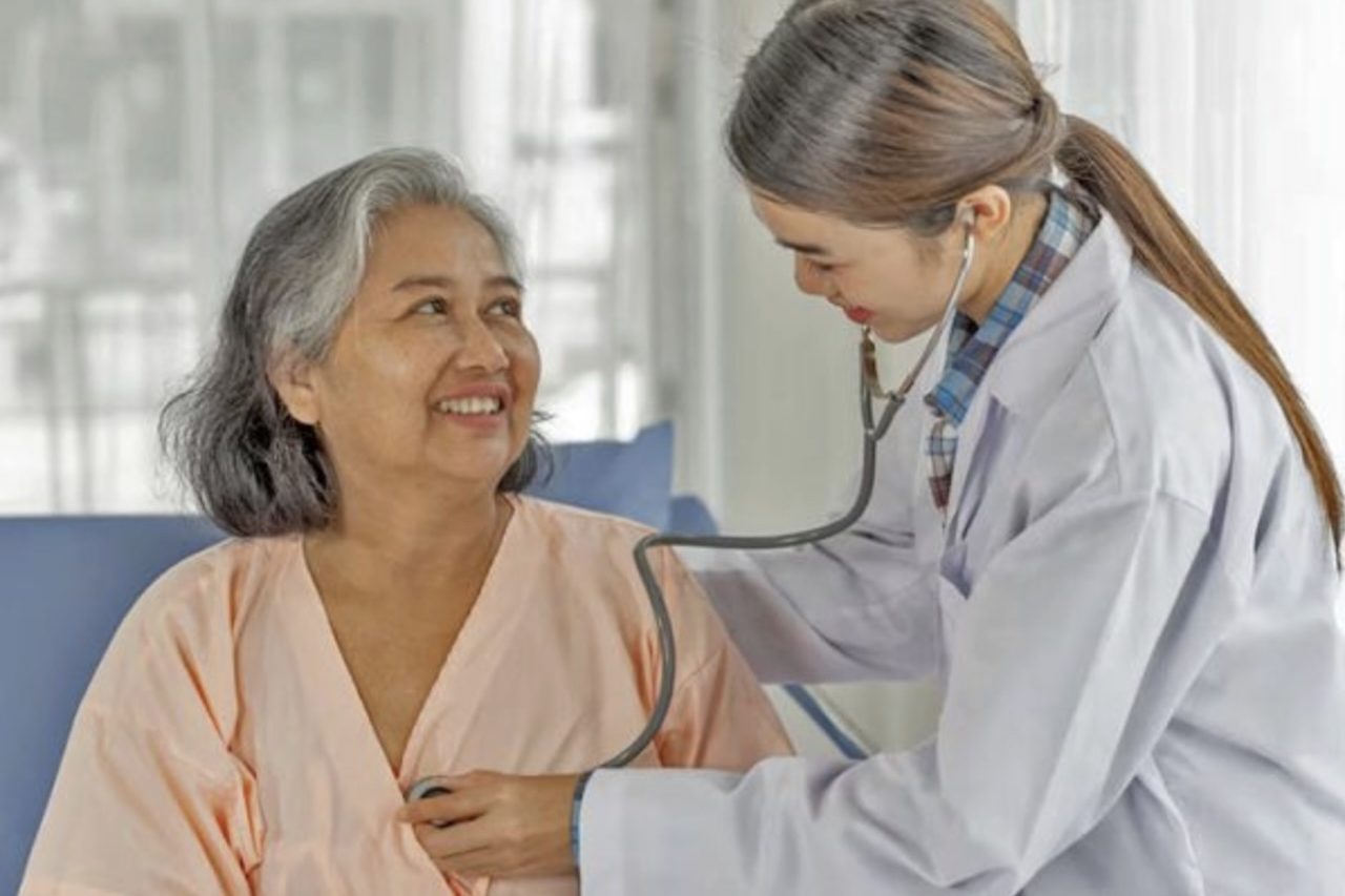 Mulher é examinada por médica – Reprodução/Freepik