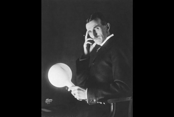 Quem foi Nikola Tesla? A história do inventor que transformou a eletricidade