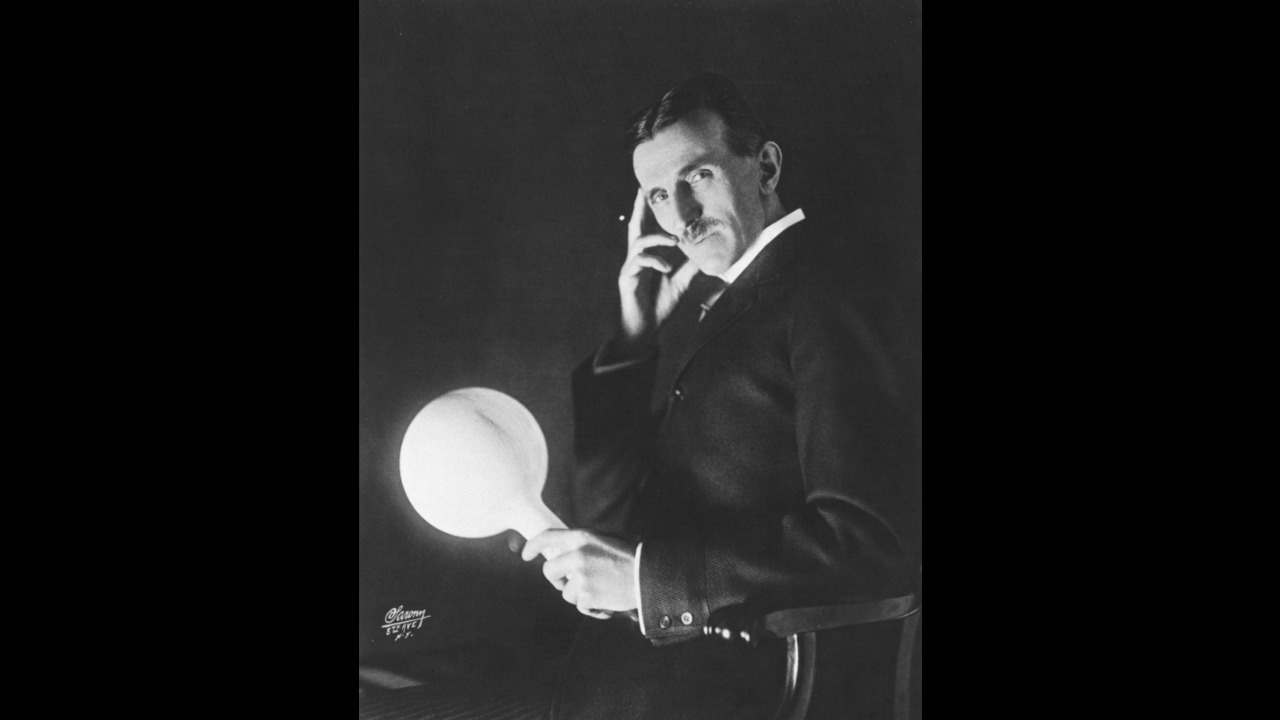 Muita gente, ao ouvir o nome Tesla, associa imediatamente à marca de carros elétricos, sem saber que o nome da companhia é uma homenagem a um inventor que nasceu quase dois séculos antes da fundação da empresa. Esse homem se chama Nikola Tesla. Ele nasceu em 10 de julho de 1856, na vila de Smiljan, então parte do Império Austríaco e hoje território da Croácia. Estudou engenharia elétrica na Escola Politécnica de Graz, na Áustria, embora não tenha concluído o curso.
 -  (crédito: Wikimedia Commons / Domínio Público)