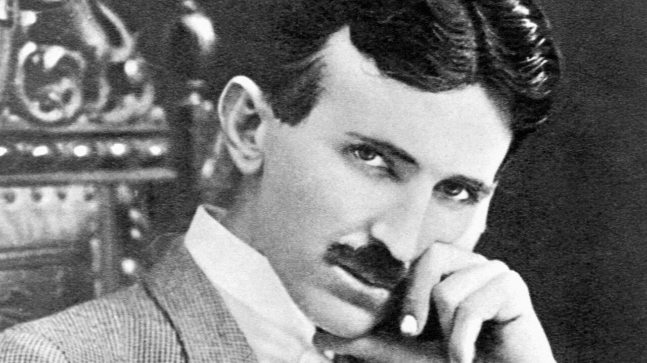 Tesla faleceu no dia 7 de janeiro de 1943, aos 86 anos, em Nova York, onde viveu seus últimos anos de forma reclusa. Ele deixou um legado de invenções que moldou a infraestrutura elétrica do século 20 e influenciou o desenvolvimento de diversas tecnologias que vieram depois dele. Até hoje, esse legado é lembrado na própria unidade de medida 