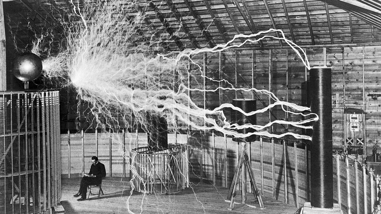 Em 1884, Tesla se mudou para os Estados Unidos, onde construiu sua carreira. Ele trabalhou brevemente com Thomas Edison, inventor da lâmpada incandescente e defensor da corrente contínua. Os dois, porém, protagonizaram disputas que duraram anos, e a principal delas ficou conhecida como 