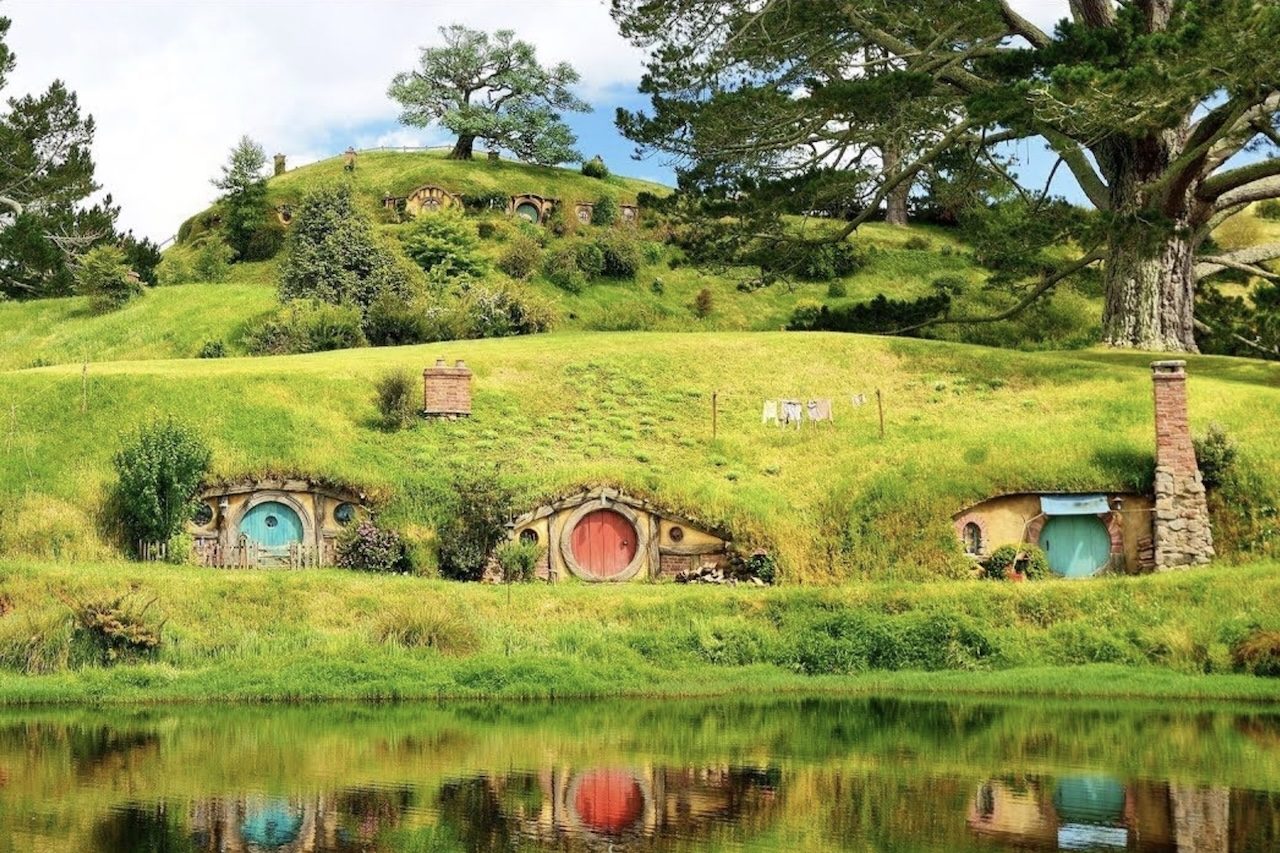 Na obra de Tolkien, os hobbits são pequenos habitantes conhecidos pelo apego à vida tranquila, à boa comida e ao conforto do lar. Eles vivem principalmente no Condado, uma região de colinas verdes, campos cultivados e casas construídas dentro de morros, cenário que se tornou um dos símbolos mais marcantes da saga.