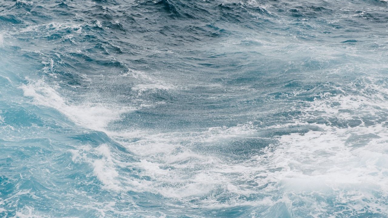 O geoide mostra como seria a superfície dos oceanos caso a água permanecesse completamente parada, sem influência de marés, ventos ou correntes. Nesse modelo, o que determina a forma do geoide é a distribuição de massas no interior da Terra, como rochas, magma e água subterrânea.
