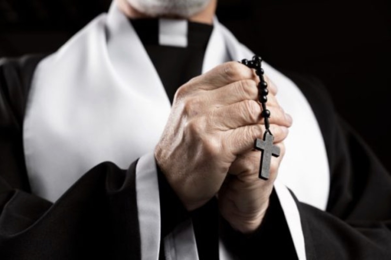 Na Igreja Católica, porém, a realidade é bem diferente. O exorcista é um padre escolhido pelo bispo da diocese por demonstrar equilíbrio, sólida formação religiosa e preparo específico para essa missão. O Exorcismo Maior é um recurso excepcional, reservado apenas para situações em que exista forte indício de possessão, sempre de acordo com as normas estabelecidas pelo Vaticano.
