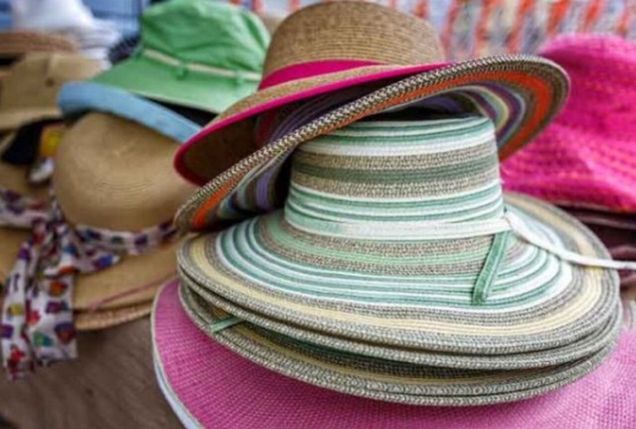 A palha rende belos chapéus- tanto populares, como os das festas juninas, como sofisticados, para eventos sociais, com.ornamentoa delicados. E serve também para modelos de praia.