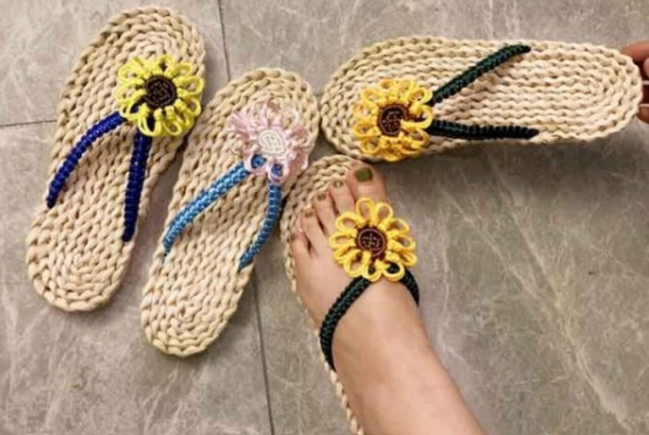 Chinelos e sandálias de palha também são produzidos dando um toque rústico ao figurino. Da mesma forma a moda conta com bolsas de palha em diferentes estilos.