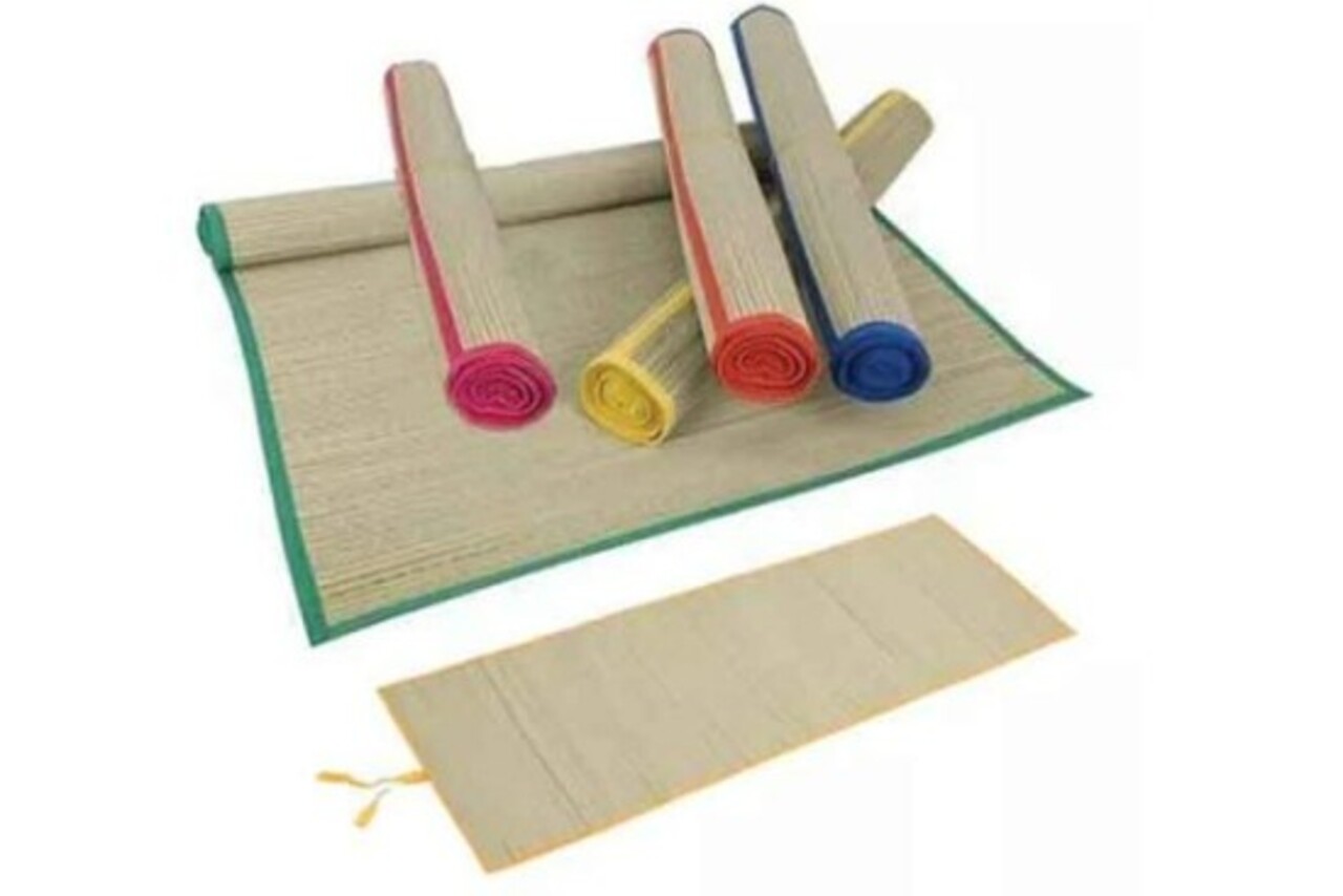 A palha rende belas esteiras para serem usadas em praias ou jardins para descanso , exposição ao sol ou para relaxar aproveitando a brisa. Um acessório útil , prático e descolado.