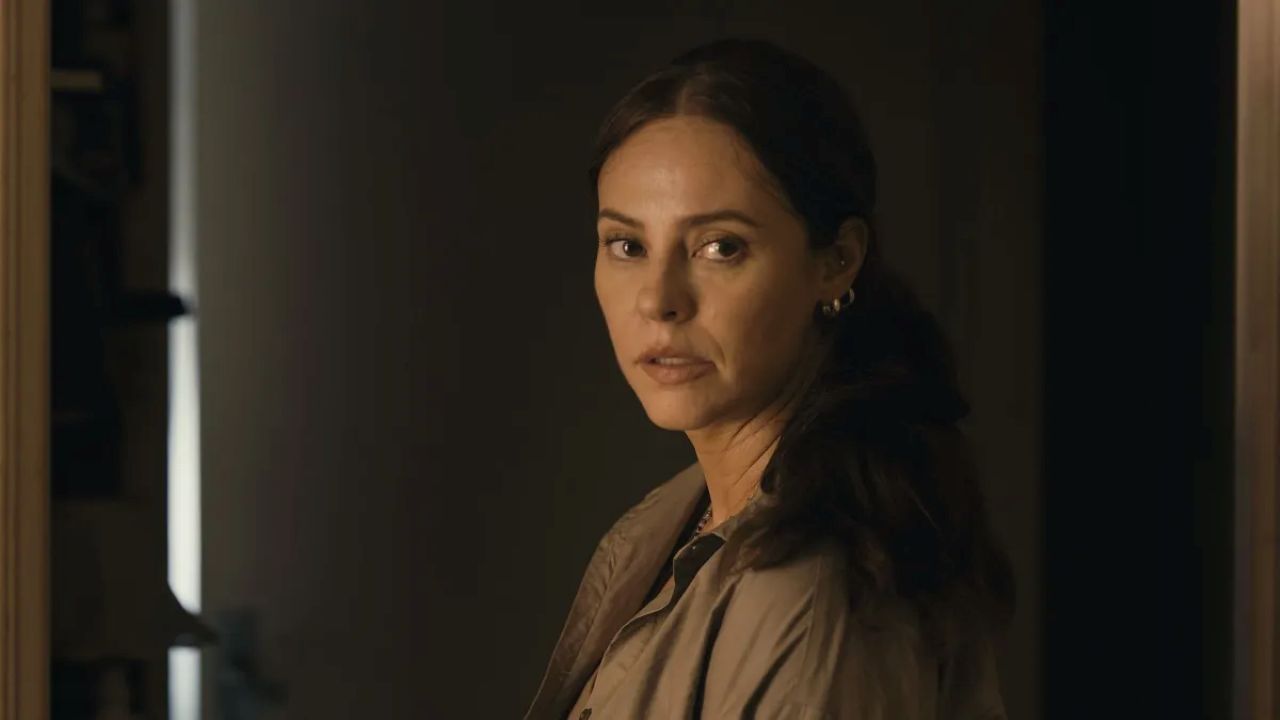Novo filme de terror, 'Herança de Narcisa', protagonizado por Paolla Oliveira chegou aos cinemas brasileiros no dia 9 de julho de 2026. No filme, a atriz interpreta dois papéis: Ana, que retorna à antiga casa da família após a morte da mãe, e a própria mãe, a ex-vedete Narcisa. 
 -  (crédito: Divulgação / Olhar Filmes)