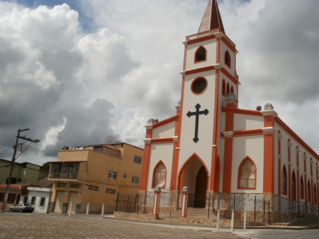 A Igreja Matriz de São Sebastião é um dos principais marcos de Santa Cruz de Minas e representa a tradição religiosa do município. Além de receber celebrações e festas religiosas, o templo faz parte da identidade cultural e do cotidiano da população. . Veja agora os outros nove menores municípios do Brasil!