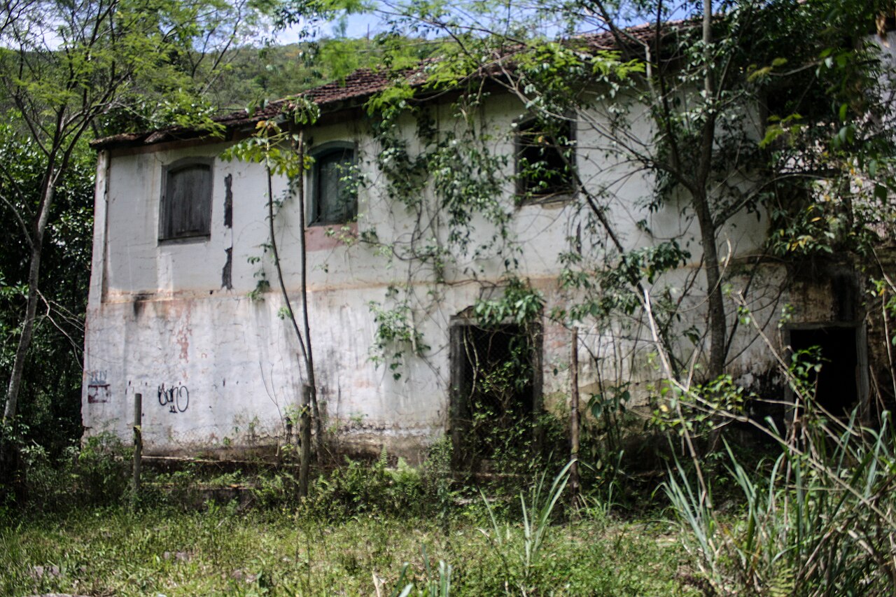 Entre seus atrativos mais conhecidos está a Cachoeira Véu da Noiva, muito procurada por visitantes durante os meses mais quentes, a Fazenda Dona Eugênia, construída no século 19, e a Praça do Skate, a primeira dedicada ao esporte na América Latina. A região também desperta interesse por sua curiosa formação geológica. 
