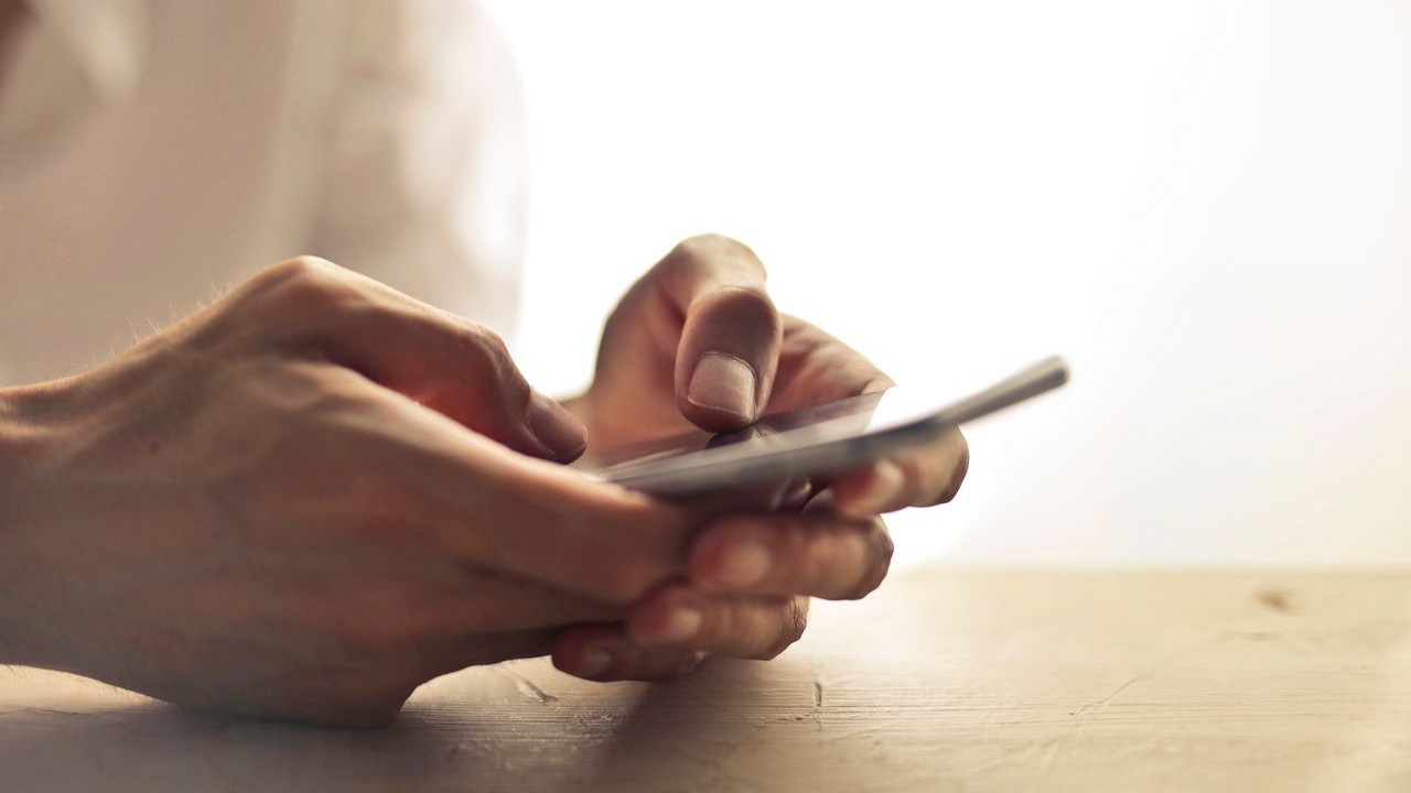 O número de telefone continuará sendo exigido para o registro da conta, mas deixa de ser obrigatoriamente o primeiro dado compartilhado em uma nova conversa. Para reduzir riscos de imitação por golpistas, a recomendação é reservar o nome de usuário o quanto antes, principalmente para quem depende do WhatsApp para trabalho.