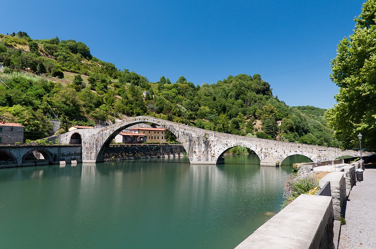 Embora a origem exata da ponte ainda seja debatida por historiadores, a maior parte dos estudos aponta que sua construção começou entre os séculos 11 e 12. A obra teria sido encomendada pela condessa Matilda da Toscana como rota para viajantes e peregrinos na Idade Média. Ao longo do tempo, a ponte passou por ampliações e restaurações, preservando características medievais que permanecem visíveis até os dias atuais.
