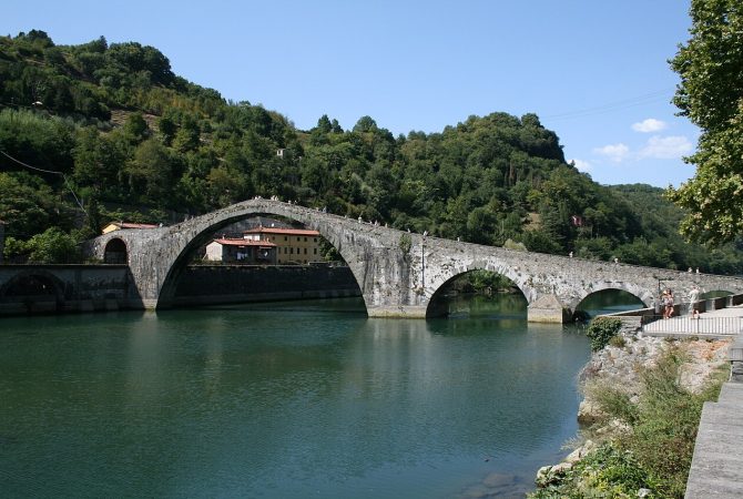 Ponte do Diabo: história e lendas por trás de um dos cartões-postais da Toscana