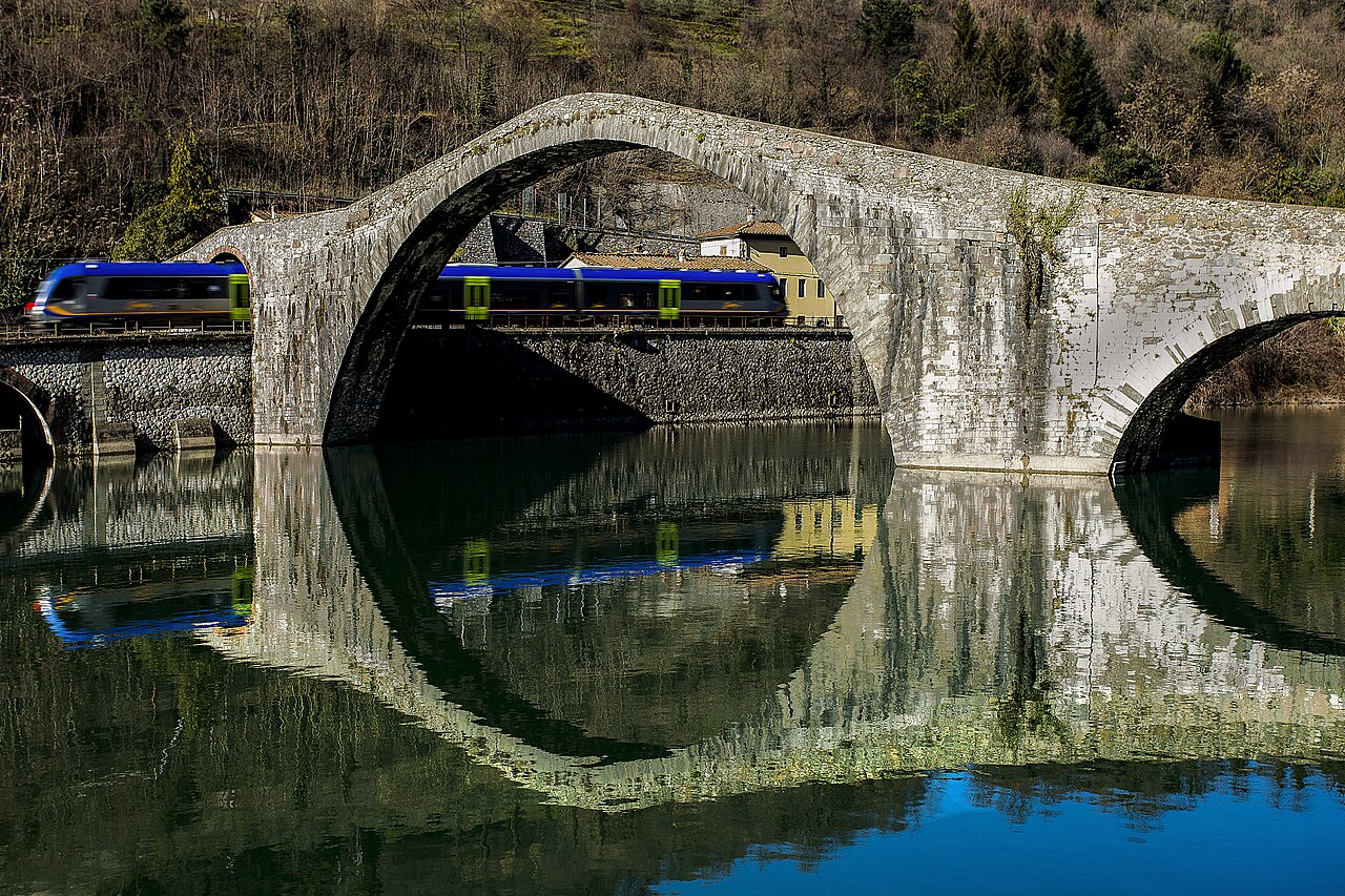 Atualmente, a Ponte della Maddalena integra um importante roteiro turístico da Toscana. Além de servir como passagem para pedestres, ela é frequentemente utilizada como cenário para fotografias devido ao reflexo de seu arco principal nas águas do rio Serchio, especialmente em períodos de baixa correnteza. A preservação do monumento contribui para valorizar o patrimônio histórico da região e manter viva uma combinação singular entre engenharia medieval, tradição popular e legado cultural italiano