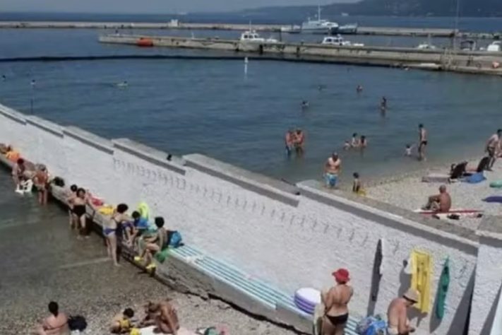 Praia da Itália gera polêmica ao separar homens e mulheres por mais de 100 anos – Reprodução/X