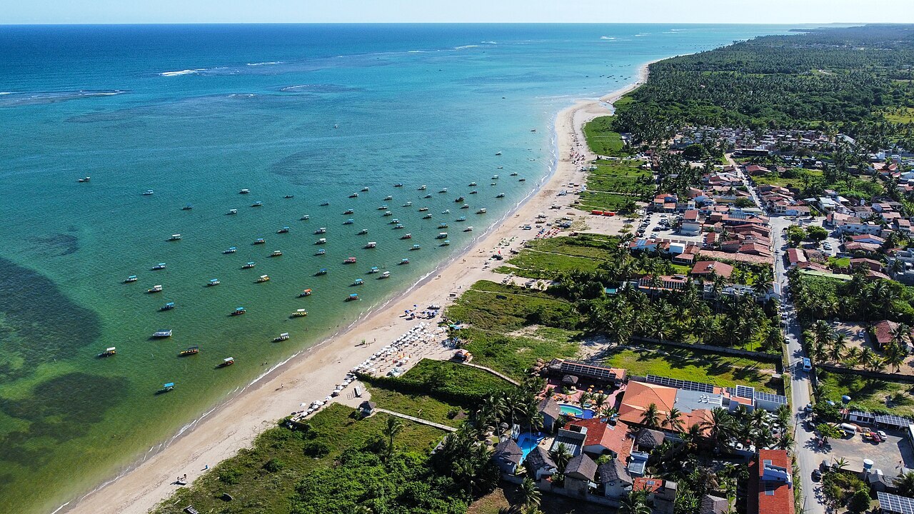 São Miguel dos Milagres, no litoral norte de Alagoas, foi incluída no guia internacional Corona Beach 100, que reúne as cem praias mais icônicas do mundo. O destino é o único representante alagoano na seleção e integra a lista de onze praias brasileiras escolhidas, fazendo do Brasil o país com o maior número de locais presentes no ranking. 
 -  (crédito: Wikimedia Commons / Sitenl)