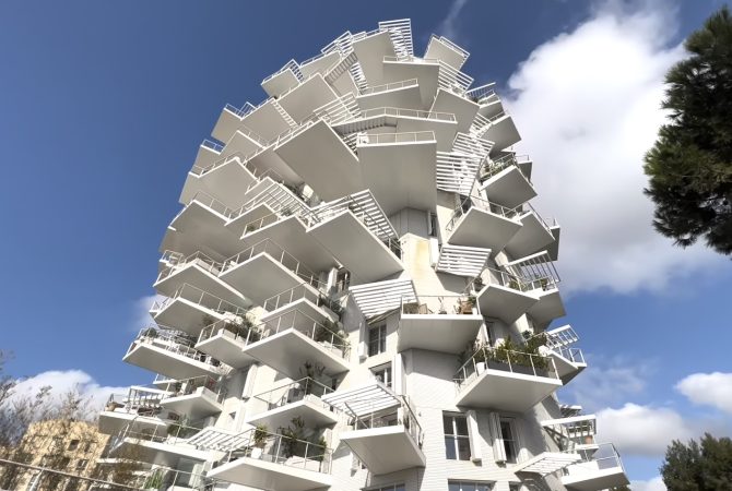 Arquitetura ousada: no sul da França, prédio que simula uma árvore branca tem varandas que avançam até 7,5 metros