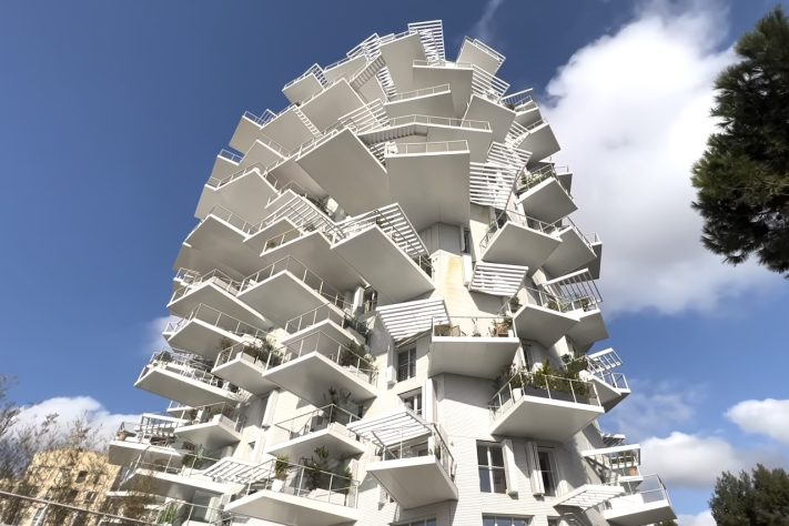 Prédio que simula uma árvore branca tem varandas que avançam até 7,5 metros em Montpellier, no sul da França – Reprodução/YouTube architecture tour