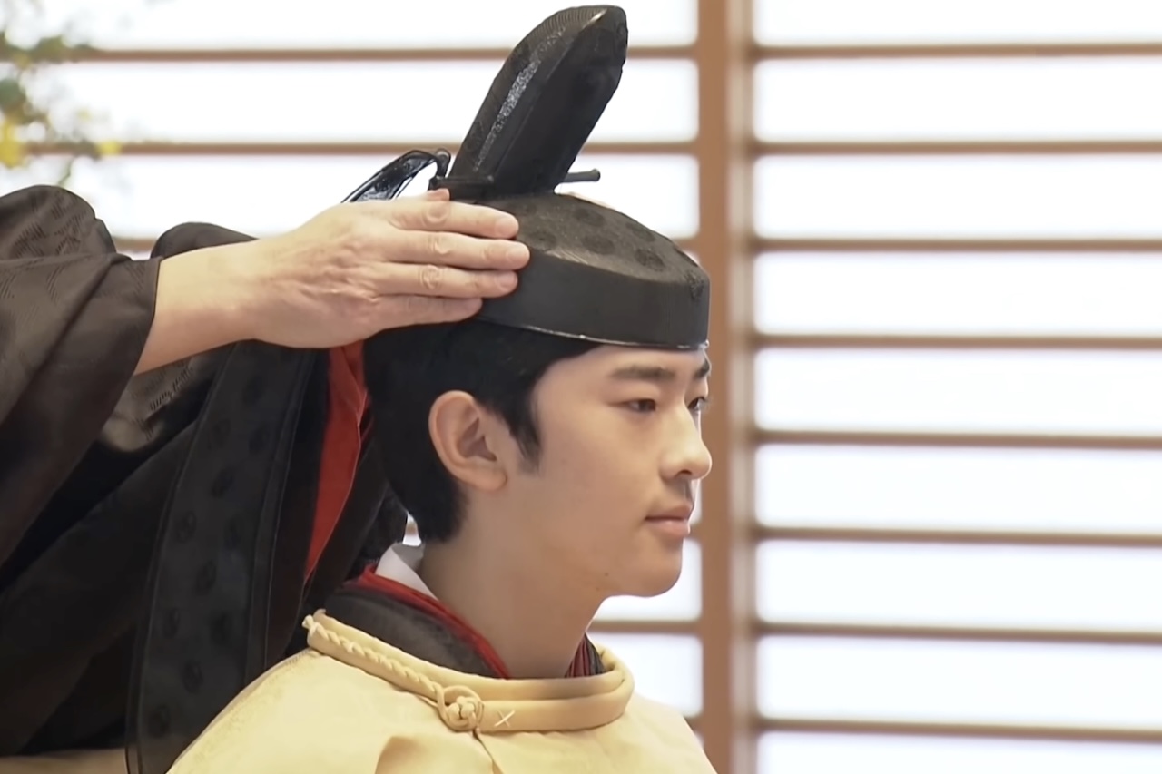 Caso Hisahito não tenha um filho homem, a sucessão ficará sem novos herdeiros elegíveis segundo a legislação vigente. Embora o Japão tenha sido governado por oito imperatrizes ao longo de sua história, as leis modernas restringem o trono exclusivamente aos descendentes masculinos pela linhagem paterna.