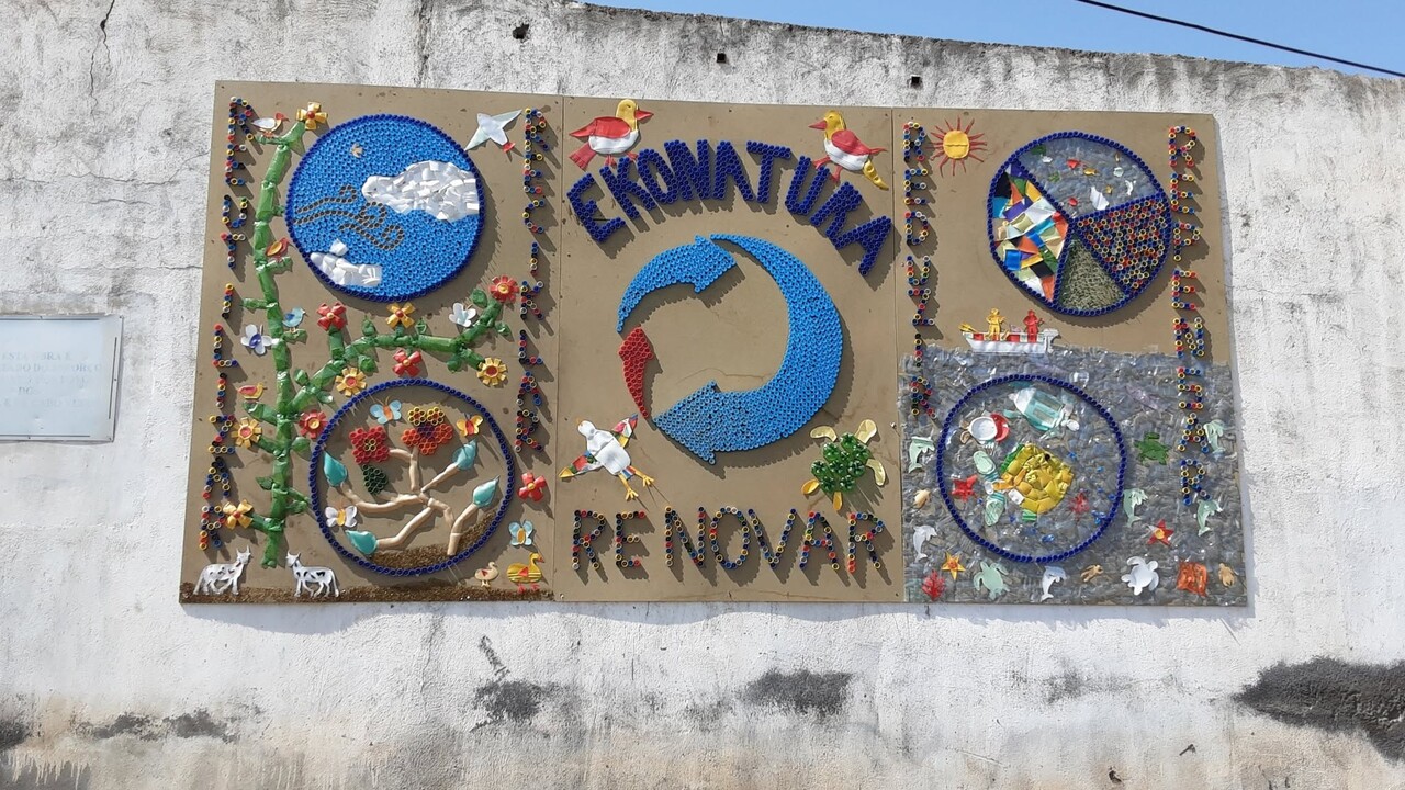 Em São Francisco, a cerca de 12 quilômetros da Praia, capital de Cabo Verde, o projeto comunitário 'Ekonatura' processa em média 100 quilos de vidro e plástico por hora. O material recolhido junto a moradores e empresas parceiras se transforma em carteiras escolares, cadeiras e outros produtos, em um exemplo de economia circular aplicada à educação.
 -  (crédito: Reprodução Facebook )