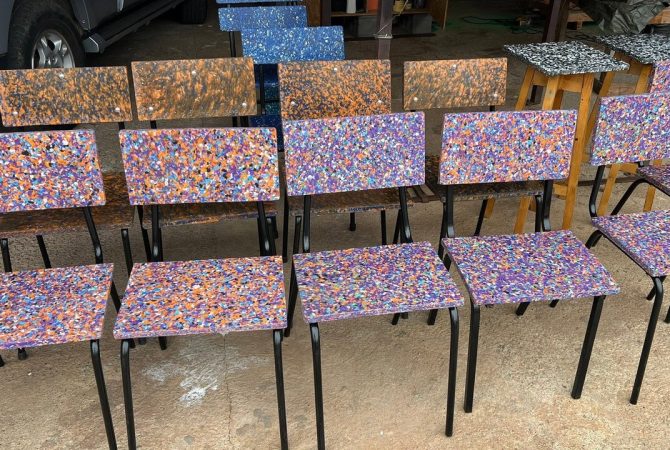 “Ekonatura”: projeto em Cabo Verde transforma lixo em carteiras escolares