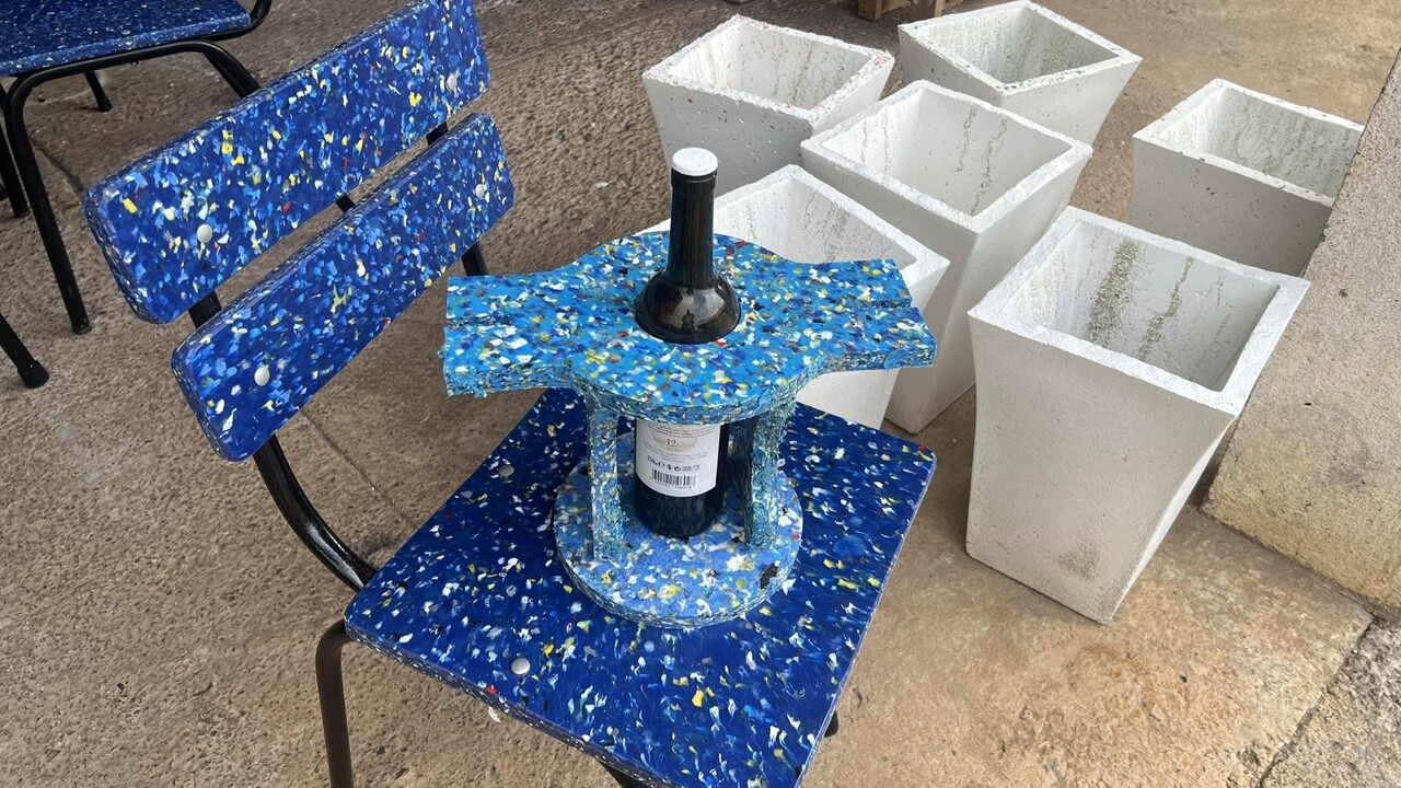 O produto mais conhecido da Ekonatura é a carteira escolar. Em vez de fabricar o móvel do zero, a equipe recupera estruturas danificadas e substitui encostos e assentos quebrados por peças de plástico reciclado. A produção inclui também cadeiras escolares, contentores de lixo, vasos de plantas e pavês para calçadas.
