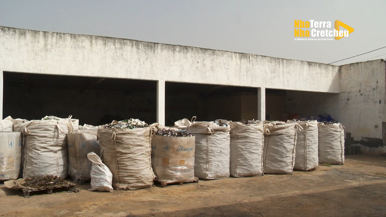 O processo de reciclagem passa por etapas bem definidas: coleta, triagem, trituração e prensagem a quente. Parte dos equipamentos, como o triturador de vidro, foi fabricada em oficinas de uma escola técnica em São Vicente. O projeto ainda trabalha apenas com o plástico PEAD e não recicla o PET por falta de maquinário específico.
