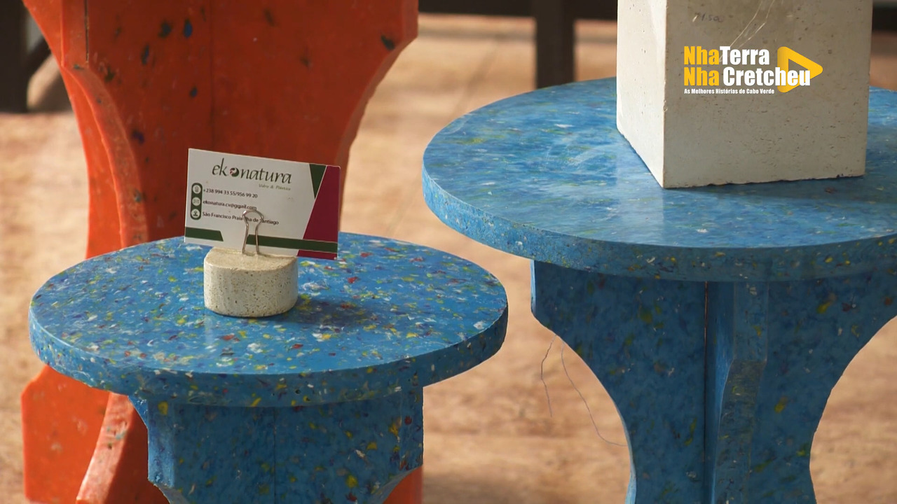 Além da produção de móveis, o projeto promove ações de educação ambiental nas escolas beneficiadas. Um pequeno grupo de voluntários da própria comunidade participa da operação e recebe compensação modesta, o que une geração de renda, inclusão social e conscientização em uma só frente de trabalho.
