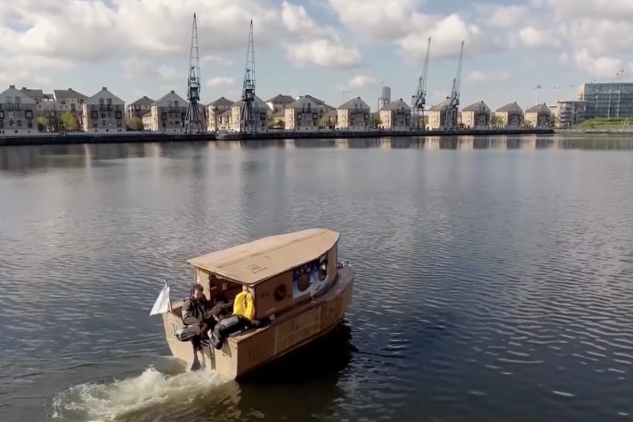 'This Way Up': projeto sustentável britânico levou casa flutuante de papelão reciclado às águas do Rio Tâmisa, em Londres – Reprodução 