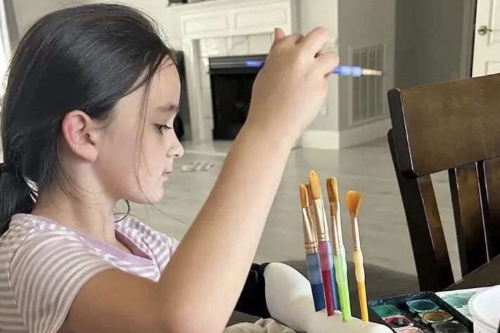 Projeto universitário transforma rotina de menina com prótese personalizada – Reprodução/Bob Jones University