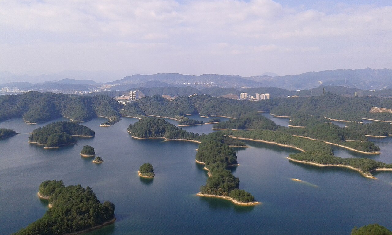 O Qiandao possui mais de mil ilhas e é um dos maiores lagos artificiais da China. Suas águas cristalinas atraem turistas de todo o planeta, mas poucos cientes da cidade submersa abaixo. A região, aliás, também é usada para pesca e esportes aquáticos.