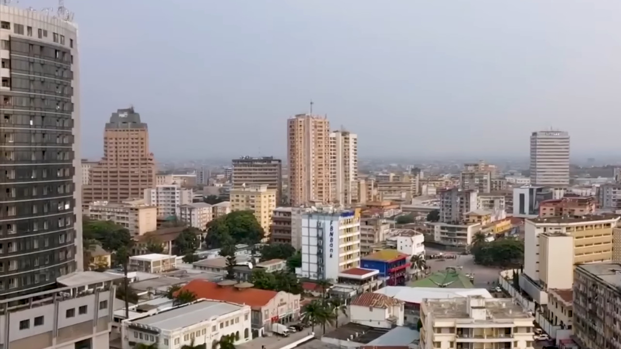 Em extensão territorial e população, os países são bastante diferentes. A República Democrática do Congo é o segundo maior país da África em área, atrás apenas da Argélia, e tinha cerca de 109 milhões de habitantes em 2024. A República do Congo é bem menor, com uma população estimada em 6,2 milhões de habitantes.