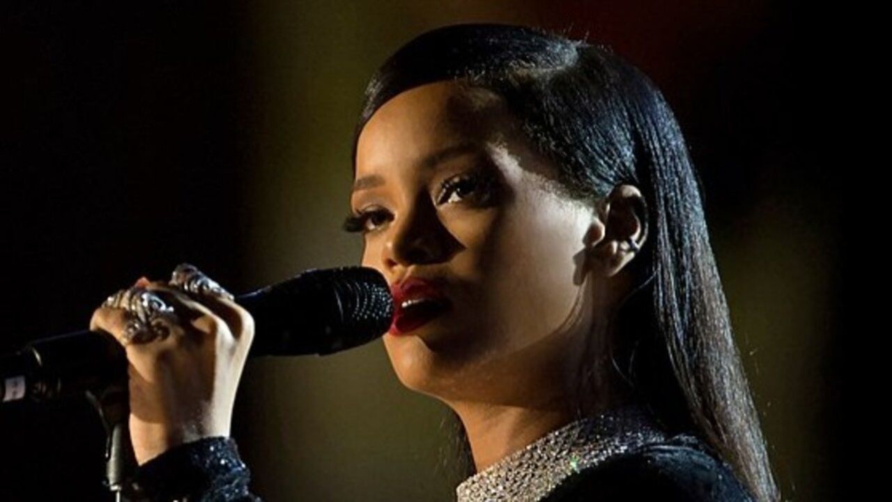 Nascida em Saint Michael, em Barbados, Rihanna iniciou a carreira musical em 2005, aos 17 anos, com o single 