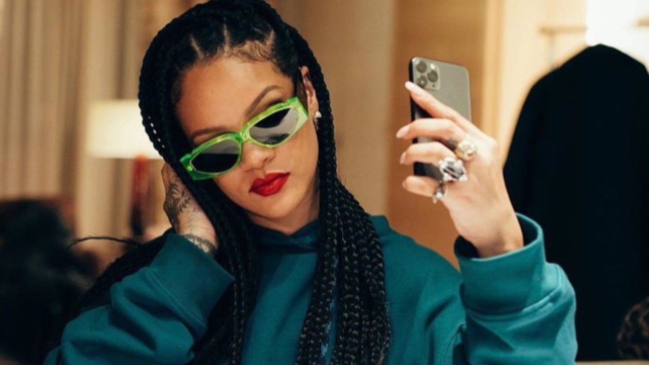 Em 2021, a cantora entrou na lista de bilionários da Forbes, com fortuna estimada na época em 1,7 bilhão de dólares, resultado sobretudo do sucesso da Fenty Beauty. Com isso, ela foi a musicista mulher mais rica do mundo por alguns anos até ser ultrapassada pelaTaylor Swift. 

