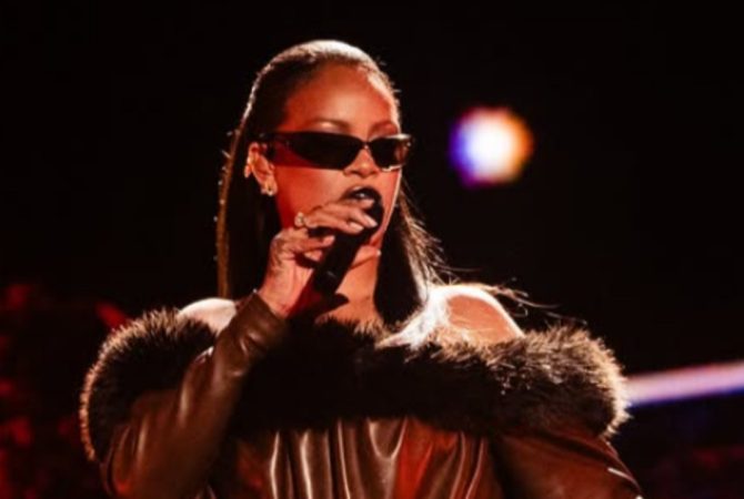 Rihanna aparece e faz apresentação de surpresa em show de Jay-Z