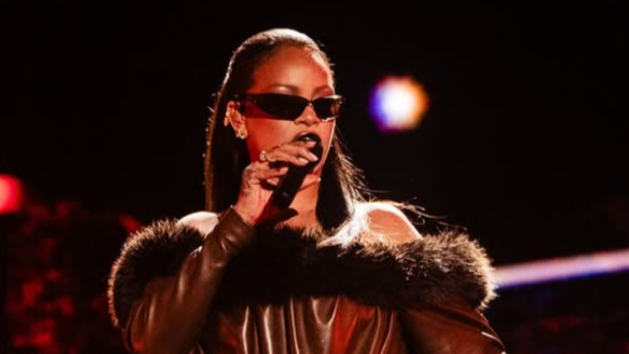 Rihanna fez uma aparição surpresa no dia 12 de julho de 2026, durante o show de encerramento da miniresidência de Jay-Z no Yankee Stadium, em Nova York. A cantora subiu ao palco para interpretar os sucessos 'Bitch Better Have My Money' e 'Run This Town', esta última uma parceria com o próprio rapper. 
 -  (crédito:  Reprodução / Instagram)