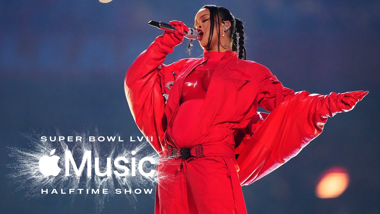 Uma delas foi a apresentação show do intervalo do Super Bowl LVII, a final do futebol americano, em 2023, quando revelou estar grávida do segundo filho. Rihanna tem três filhos com ASAP Rocky: RZA, nascido em 2022, Riot, nascido em 2023, e Rocki Irish, nascida em setembro de 2025.

