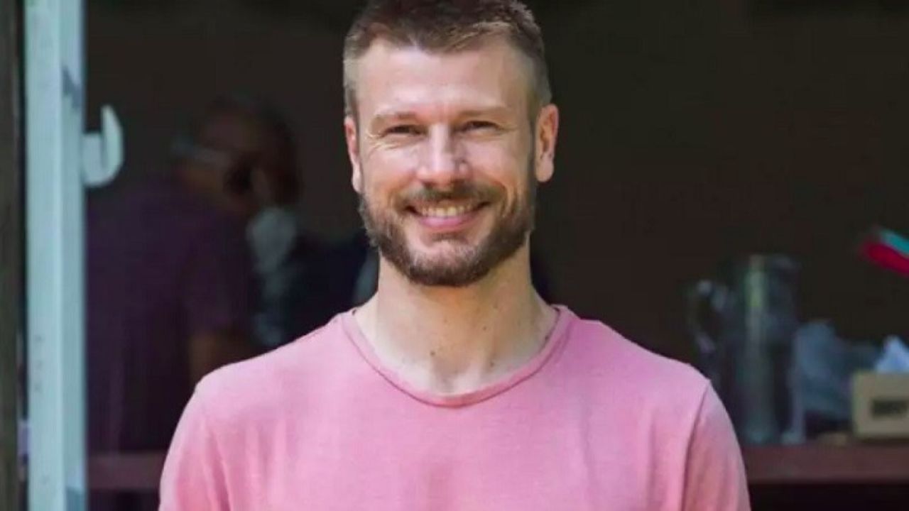 Rodrigo Hilbert Alberton nasceu em Orleans, Santa Catarina, em 22 de abril de 1980. Filho de Suzete Hilbert e Ângelo Alberton, tem ascendência alemã por parte de mãe e italiana por parte de pai. Na infância e na adolescência, trabalhou como ajudante de ferreiro na oficina do avô materno, ofício que aprendeu antes de ingressar no mundo artístico.