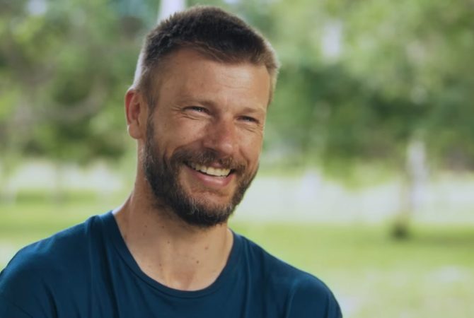 Rodrigo Hilbert ajuda motorista com carro atolado e vira assunto nas redes