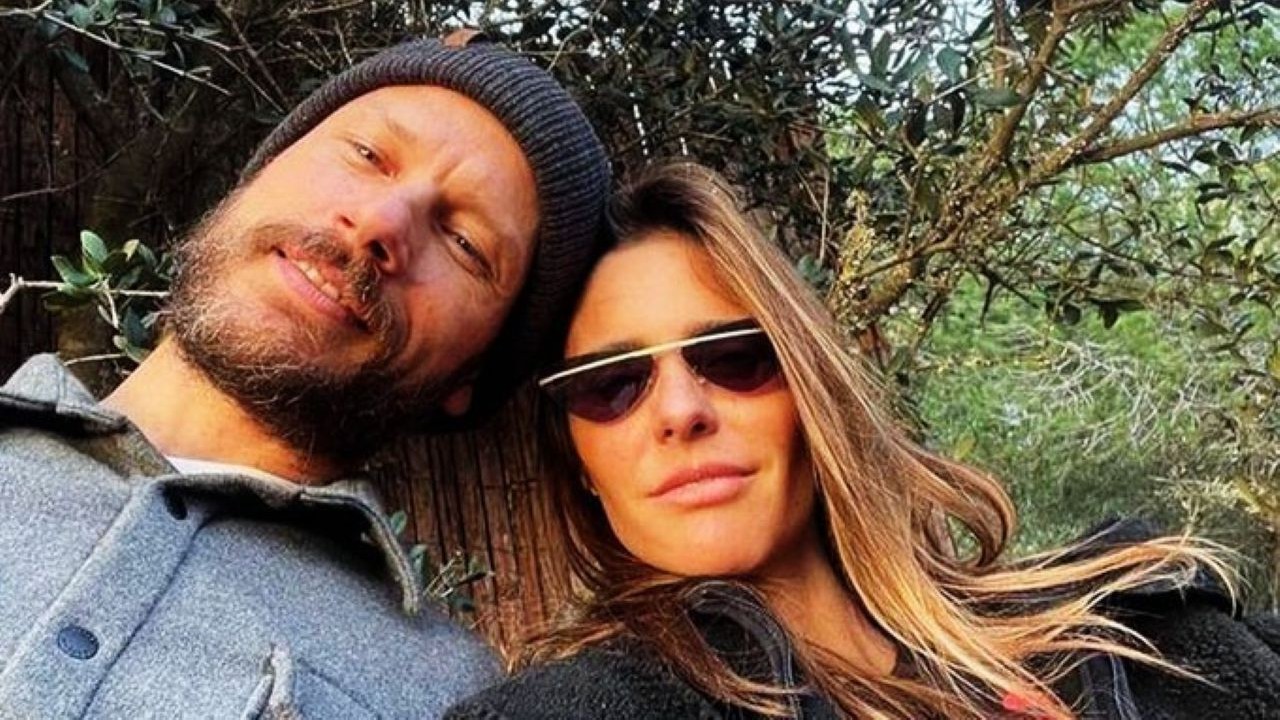 Rodrigo Hilbert é casado oficialmente com a atriz e apresentadora Fernanda Lima desde 2021, mas o casal começou o relacionamento em 2001. Juntos, eles têm três filhos: os gêmeos João e Francisco, nascidos em 2008, e a caçula Maria Manoela, que nasceu em 2019.