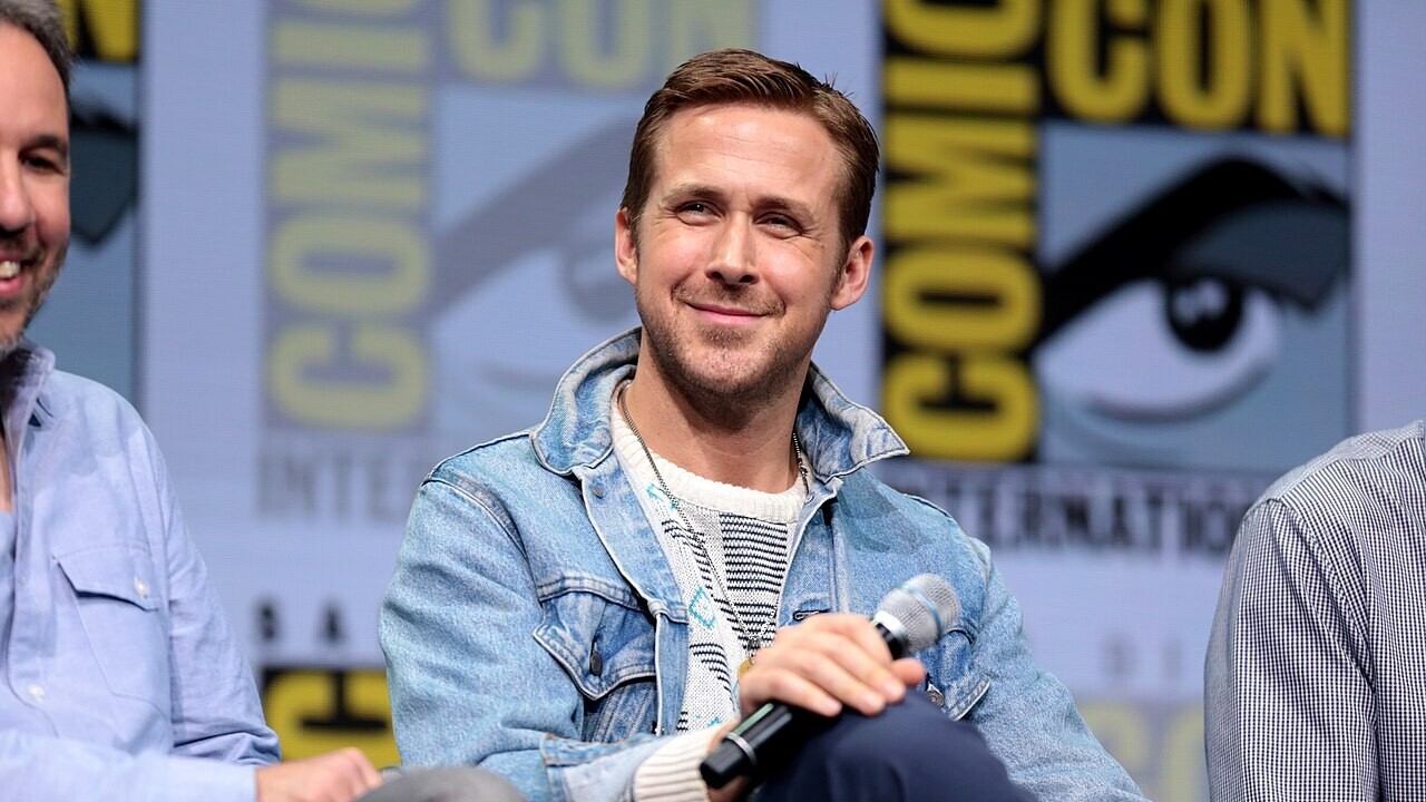 A escolha de Ryan Gosling para viver o Motoqueiro Fantasma não chega a ser uma surpresa. O ator já havia revelado em entrevistas que tinha interesse em interpretar o personagem e confirmou, durante participação no podcast “Happy Sad Confused