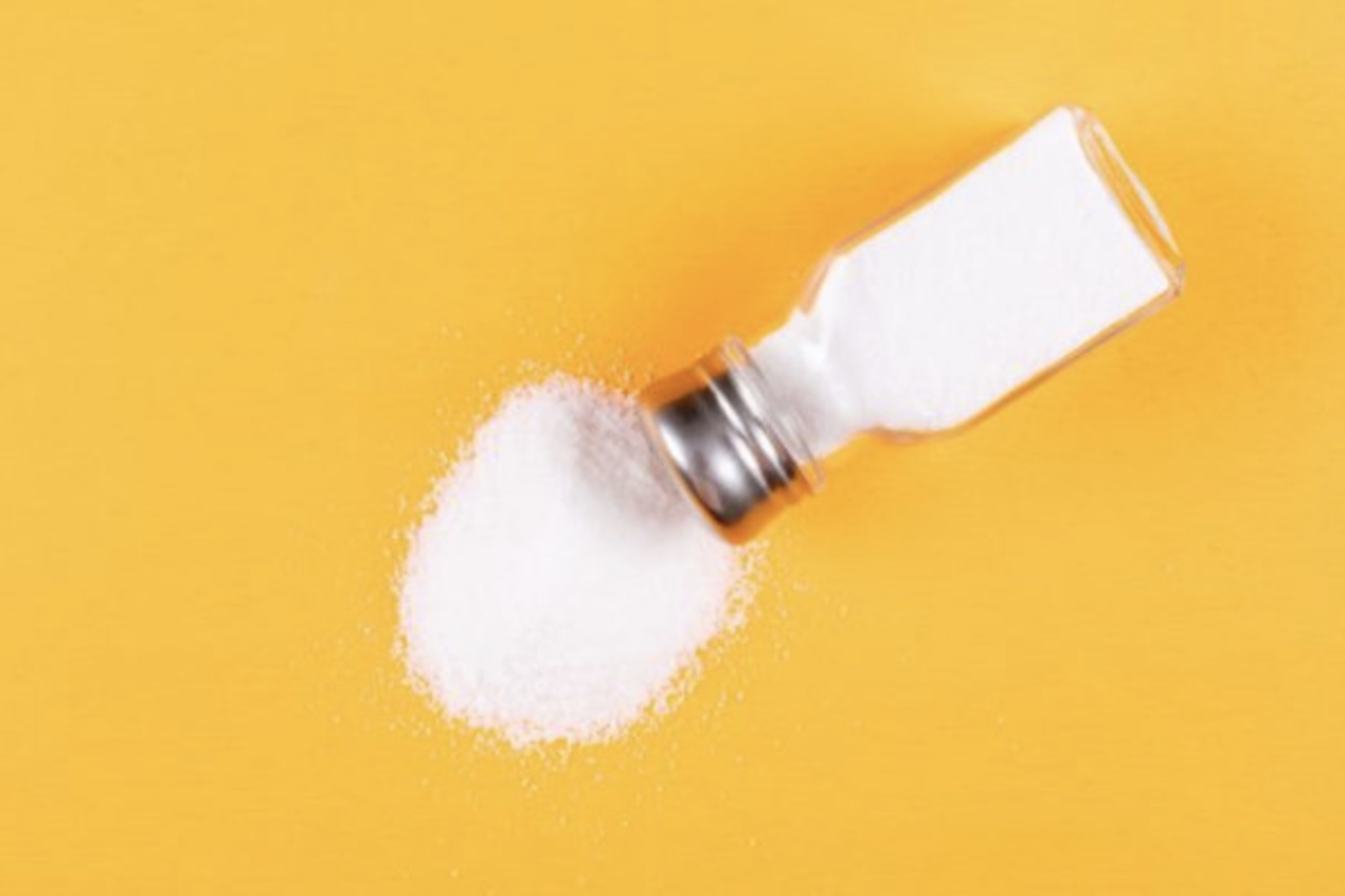 Menos sal é essencial – Especialistas destacam que mudanças no estilo de vida ajudam a controlar a doença e reforçam os efeitos do tratamento indicado pelo médico. Uma das medidas mais importantes consiste em diminuir o consumo de sal, já que o excesso de sódio favorece a retenção de líquidos e sobrecarrega as artérias.  -  (crédito: Freepik/8photo)